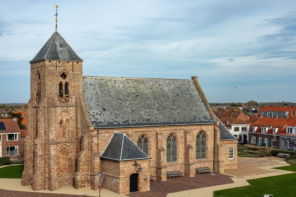 De middeleeuwse Catharinakerk midden in het dorp Zoutelande