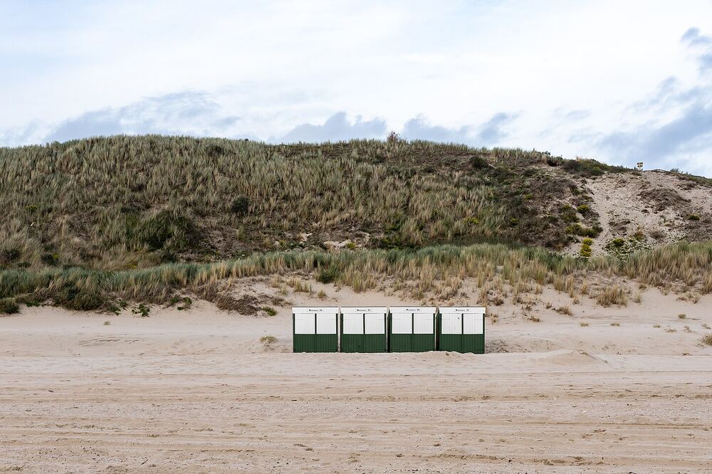 Het brede strand van Zoutelande met de duinen erachter